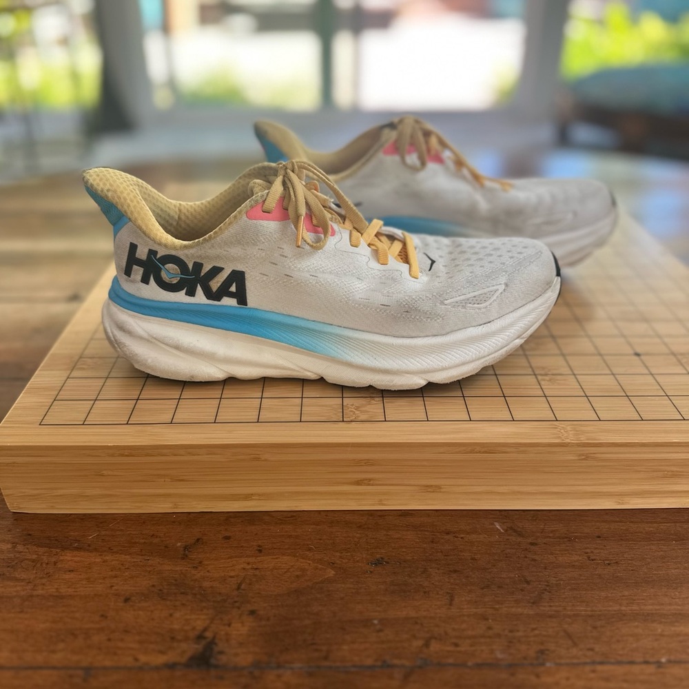 HOKA Clifton 9 White and Pink Running Shoes  wmns 8.5 - Picture 2 of 5
